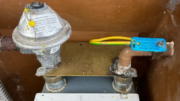 Earth bonding gas meter