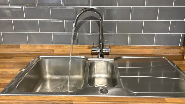 Replace a kitchen tap Replace a kitchen tap