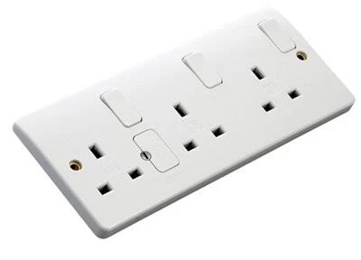 MK 3-Gang Gloss White Plug Socket