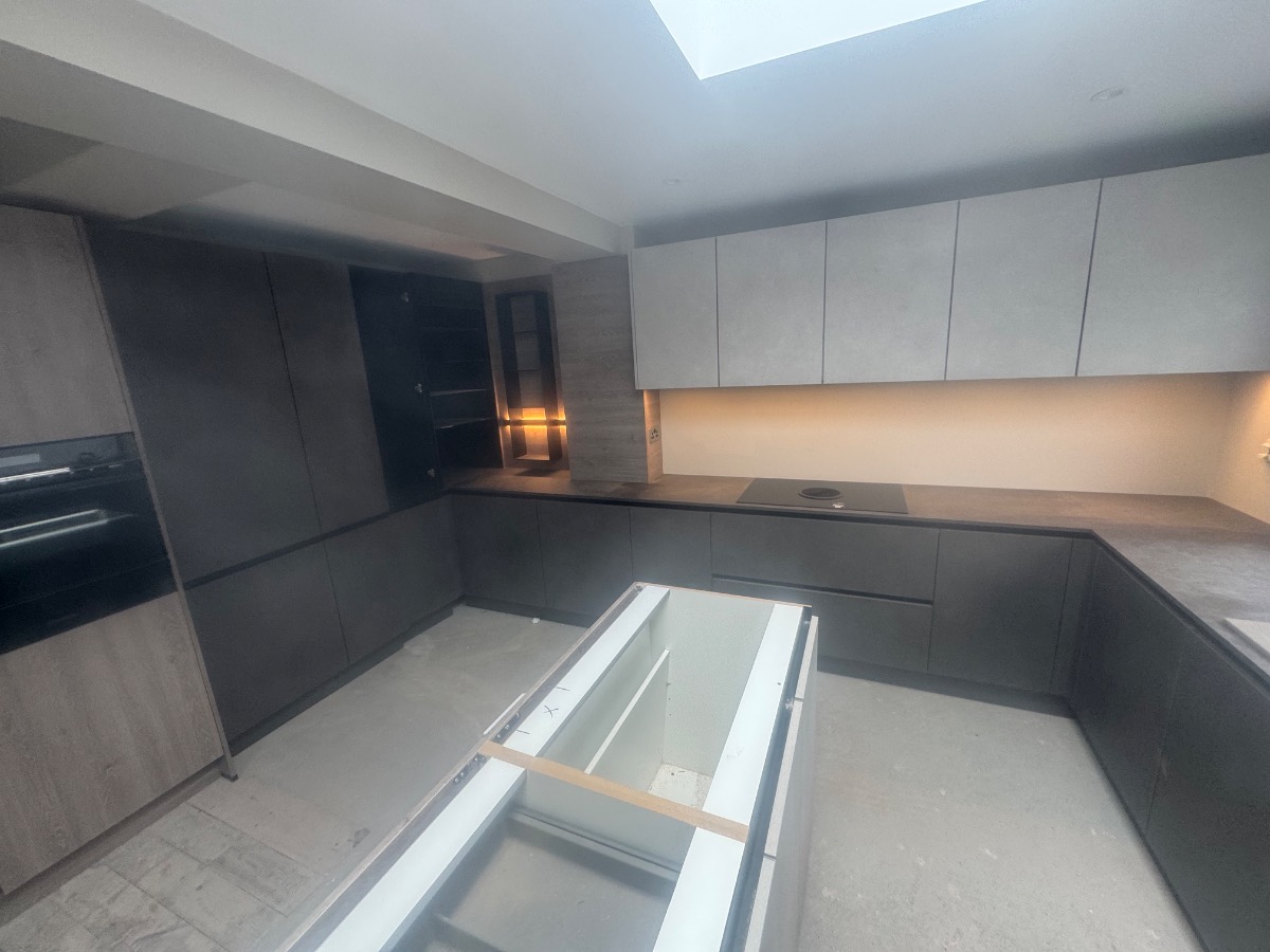 Kitchen Fitter: Image 1