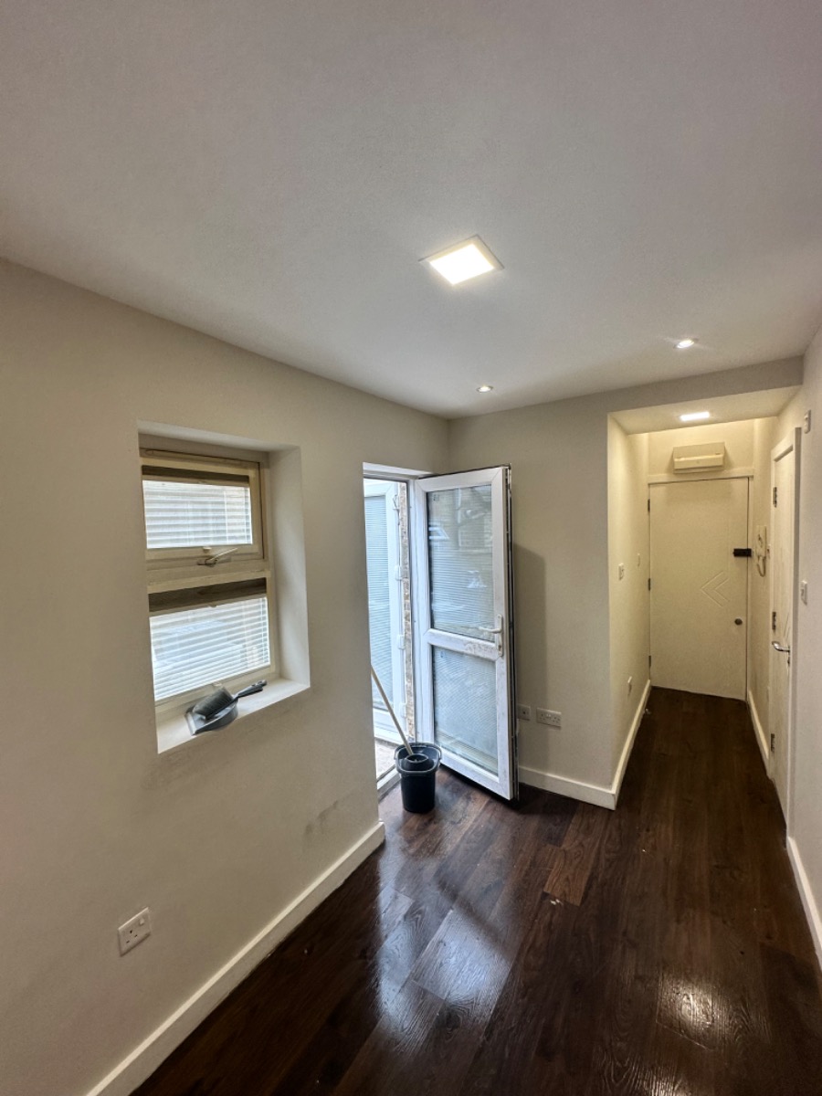 Painter and Decorator: Image 2