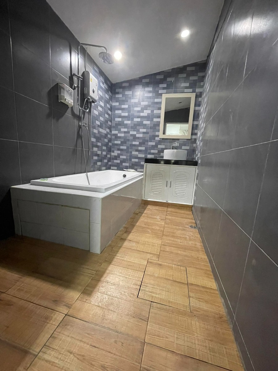 Builder: Image 3